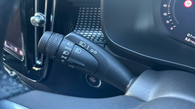 Volvo Xc40 2.0 B4P Plus Dark 5dr AWD Auto Petrol Estate